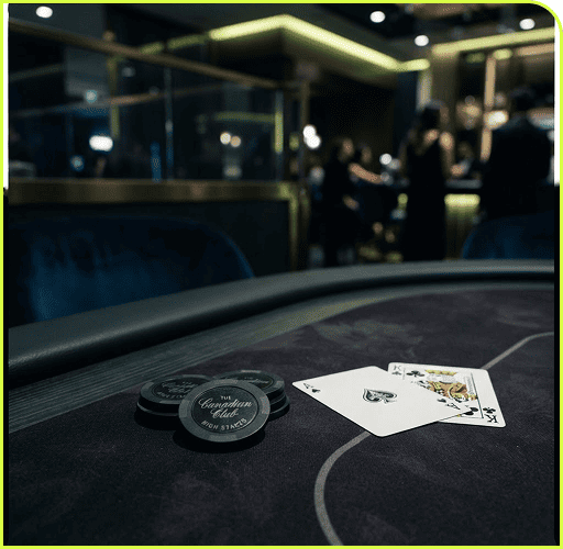 Spieltisch im Casinobereich am Abend
